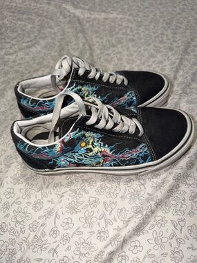 Black electric skull vans